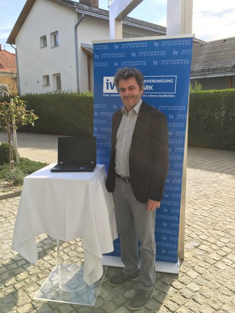 Der Fehringer NMS-Direktor Johann Wendler übernahm einen Laptop.