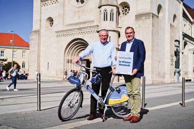 LH-Stv. Stephan Pernkopf und Stadtrat Franz Dinhobl mit einem nextbike in Wr. Neustadt. | Foto: Josef Bollwein (Archivfoto)