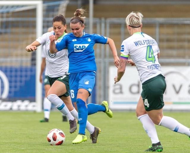 Laura Wienroither (Mitte) behauptete sich auch schon gegen Weltklasse-Gegnerinnen wie Gunnarsdottir (l.) und Fischer (r., beide VfL Wolfsburg).