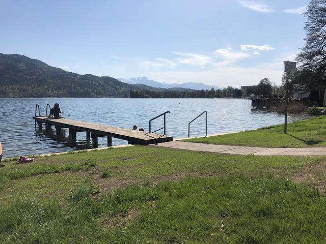 Reinspringen erlaubt: hier der Badezugang Edelweißbad bei Pörtschach am Wörthersee | Foto: Alexandra Wrann