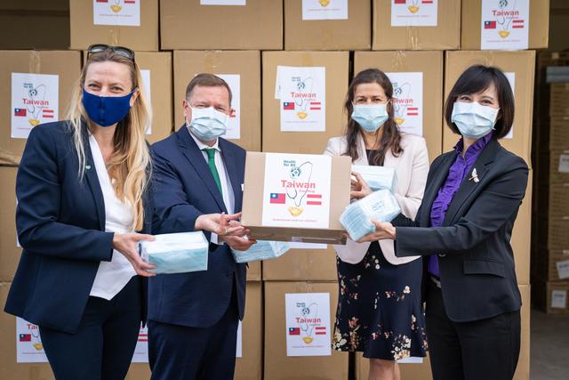 LR Juliane Bogner-Strauß, Volksanwalt Werner Amon und LR Doris Kampus nahmen die 150.000 Masken von Botschafterin Vanessa Shih entgegen. | Foto: Land Steiermark/Jesse Streibl