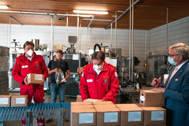 Rotkreuz-Präsident Josef Schmoll und Landesrettungskommandant Werner Kraut mit Gemeindebundpräsident Alfred Riedl. | Foto: Österr. Gemeindebund