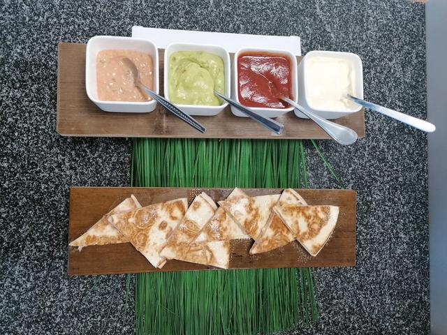 Die fertigen Quesadillas serviert ihr am besten mit verschiedenen Saucen und einem knackigen Salat.