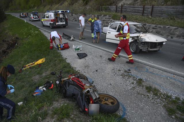 Der Motorradfahrer wurde bei der Kollission am Bein schwer verletzt. | Foto: zeitungsfoto.at