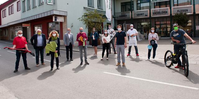 Foto (v.l.n.r.): Anton Brandstetter (elektro Brandstetter), Bgm. Johann Hell, Christine Anzenberger (Jedermann Herrenmode), Ferdinand Schmatz (Obmann BÖ Ortsmarketing), Johann Rothmayer (Schuhhaus Rothmayer), Barbara Lashofer (Sumetsberger GmbH), Petra Hössinger-Kraus (mein kleines ICH), Matthias Sumetsberger (Sumetsberger GmbH), Dr. Michael Messenbäck, Stefan Winter (Bäckerei Winter), Viktoria Anzenberger (Glas Anzenberger), Alexander Fleischl (AF-Rad)