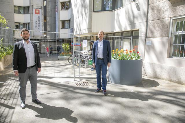 Bezirksvorsteher Markus Rumelhart und Direktor Wolfgang Krb ermöglichten das Frischluft-Projekt. | Foto: BV6