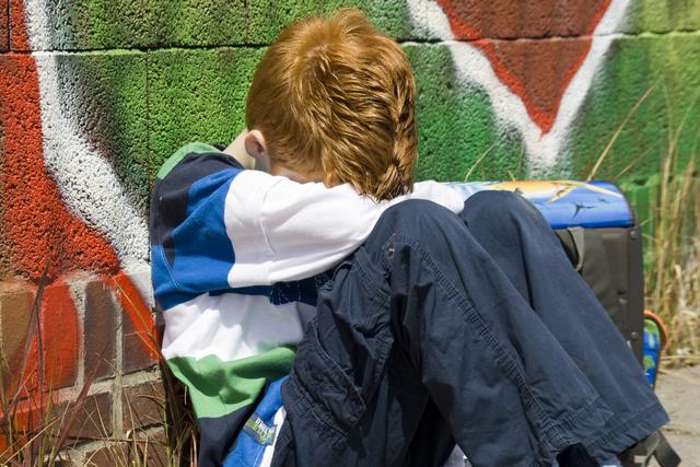 Eltern sind gefordert, veränderte Stimmungen ihrer Kinder zu erkennen, die Signale ernst zu nehmen, mit ihnen darüber zu reden und ihnen Sicherheit zu vermitteln.