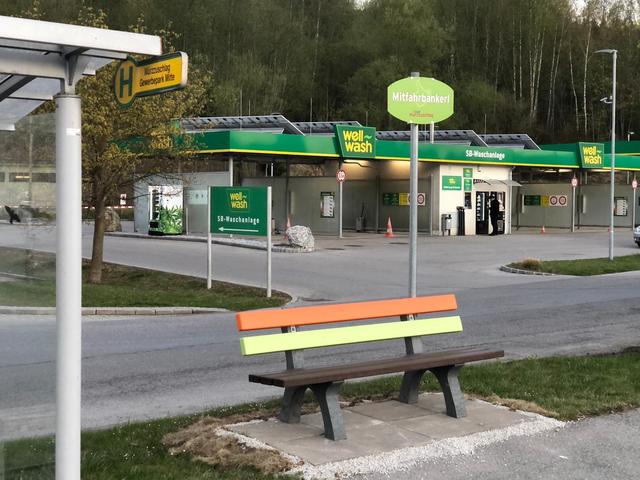 Eines der "Mitfahrbankerl" in Mürzzuschlag. Jeder der eine Mitfahrgelegenheit sucht kann darauf Platz nehmen und warten.