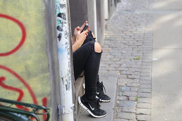 Jugendliche, die telefonisch Kontakt aufnimmt
