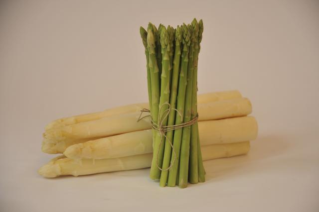 Unverwechselbares Aroma: grüner Spargel passt perfekt zum Grillen, weißer Spargel eignet sich gut für Suppen oder gekocht mit Sauce Hollandaise.