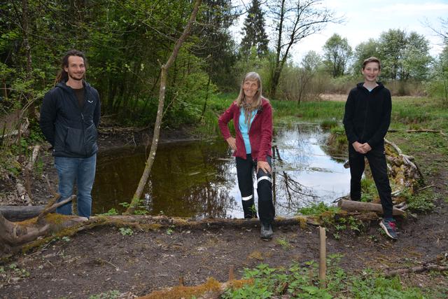 Im Einsatz für die Feuchtgebietspflege in der Filz: Schutzgebietsbeauftragter Philipp Larch, Filz-Aktivistin Maria Ringler und David Prix, (v.l.) der die „Corona“-bedingte Freizeit gern als „Volunteer“ in der Filz verbringt und tatkräftig mithilft.  | Foto: Veronika Spielbichler