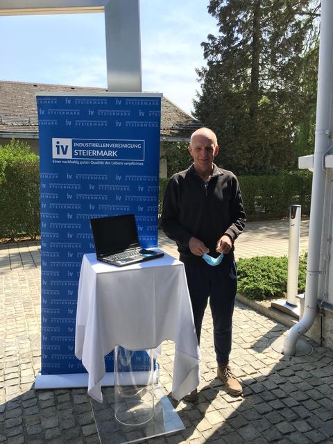 Auch Schulleiter Karl Pötz von der NMS Stubenberg freut sich über den neuen Laptop der Industriellenvereinigung Steiermark, der ab sofort an jene Schüler verliehen wird, die über keinen solchen verfügen. | Foto: IV Steiermark