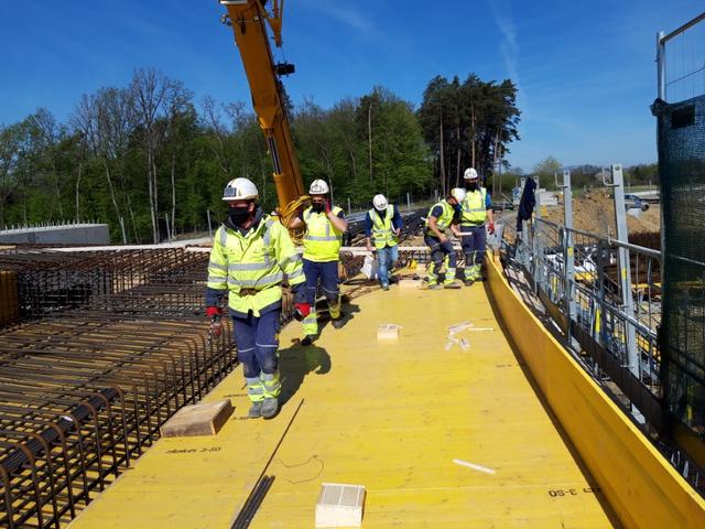 Unter hohen Sicherheitsmaßnahmen: Arbeiten am Knoten Riegersdorf wurden wieder gestartet. Für die Bauarbeiter herrscht unter anderem Maskenpflicht. | Foto: Herwig Moser