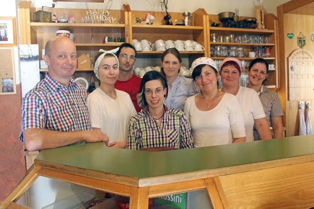 Thomas Leitner (li.) und sein Team vom Gasthof Schlagobersbauer am Alpl. Leitner hofft, dass er bald für alle seiner Mitarbeiter wieder Arbeit hat.