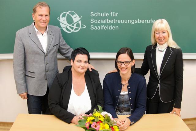 Freuen sich über den neuen Ausbildungs-Standort: Saalfeldens Bürgermeister Erich Rohrmoser, Iris Schober (Leiterin der Pflegeassistenzausbildung), Eva Fuchslechner (Leiterin Seniorenwohnheim Farmach) und Petra Schlechter (Direktorin HBLW) | Foto: SOB Saalfelden
