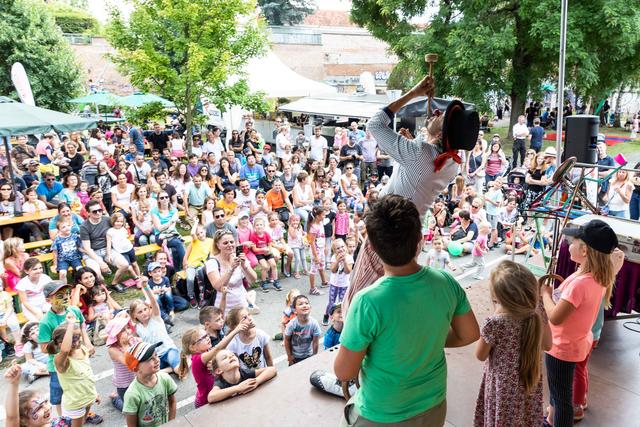 Leider nicht live: Aber auch bei unserem virtuellen Familienfest begeistert Clown Jako die Kinder.