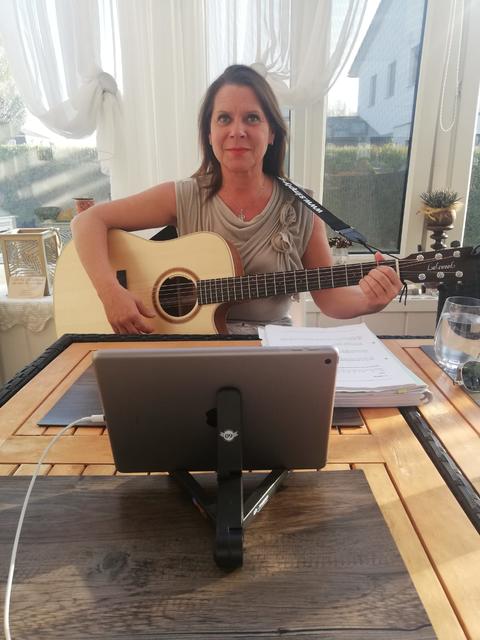 Gemeinsam musizieren mit Sandra Fakler. | Foto: Privat
