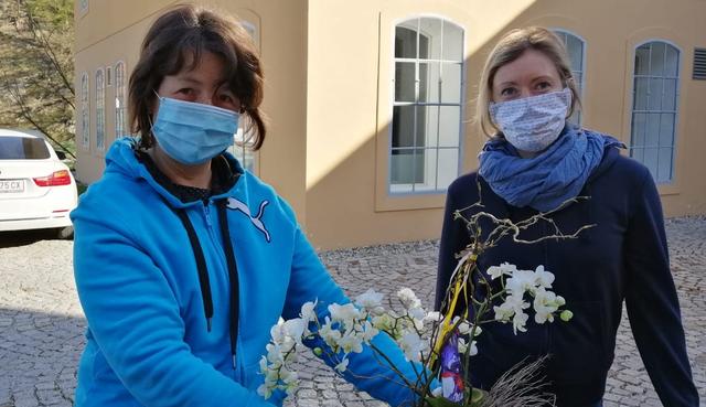 Von links: Maria Jank, die auch für Mai wieder Bestellungen für den Lieferservice entgegennimmt, und Bauernmarkt-Obfrau Gerlinde Vater. | Foto: Bauernmarkt Bruckmühle