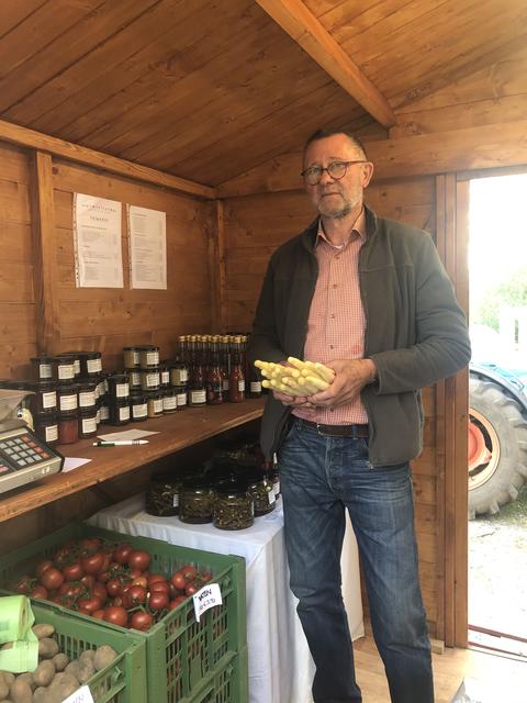 Sepp Ruttner mit seinem Spargel - zu haben ist er in der Selbstbedienungshütte. 