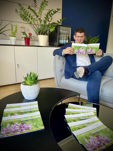 Landesrat Martin Gruber mit der neuen Pflanzenschutz-Broschüre 2020 | Foto: Büro LR Gruber