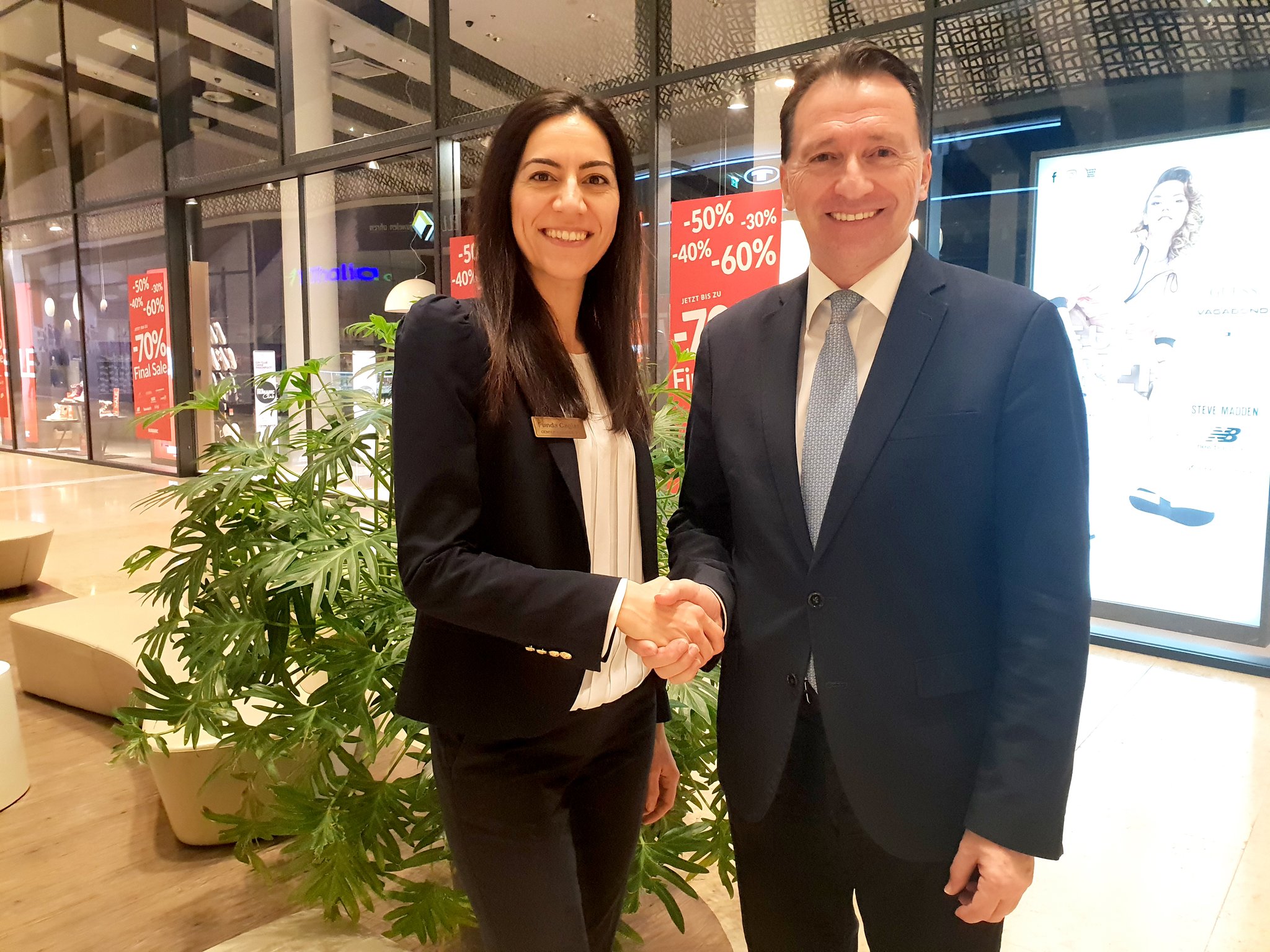 Gerasdorf G3 Shopping Resort Gerasdorf Zeigt Herz Mistelbach