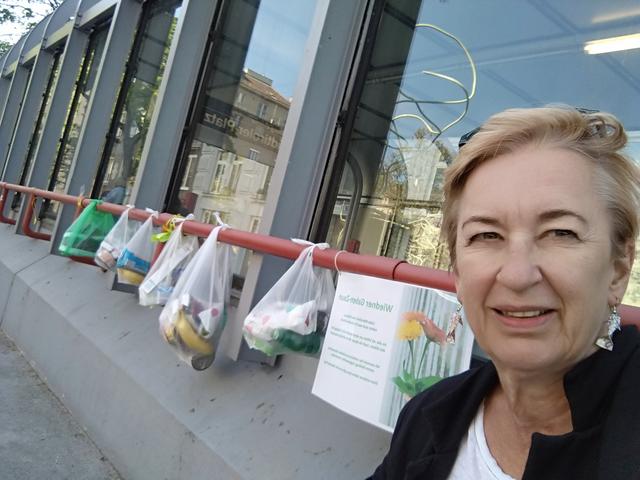 Barbara Neuroth freut sich: "Der neue Gabenzaun am Südtiroler Platz wird gut angenommen." | Foto: Neuroth