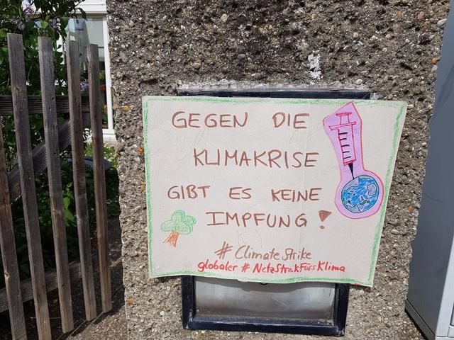 Überall in der Stadt hängen Klimaschutz-Plakate an Fenstern, Balkonen und Gartenzäunen.