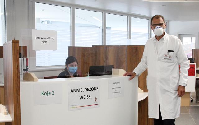 Neuorganisation der Ambulanzen: Termine werden ab sofort ausschließlich nach telefonischer Vereinbarung vergeben. v.l.n.r. Sabrina Haid, Prim. Dr. Ewald Wöll, Ärztlicher Leiter Innere Medizin.  | Foto:  Krankenhaus St. Vinzenz Zams/Agentur Polak