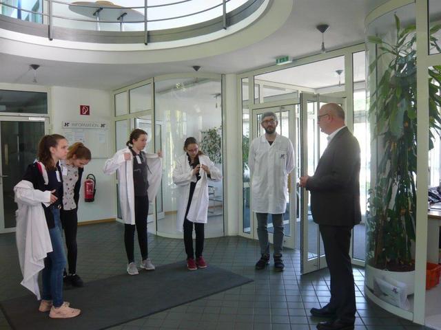 Bei der Firma Hueck Folien in Baumgartenberg konnten sich im vergangenen Jahr Mädchen aus Neuen Mittelschulen ein Bild über die Arbeit im Betrieb machen. In diesem Jahr wird der Girls' Day aufgrund der Corona-Pandemie digital abgehalten. | Foto: Hueck Folien