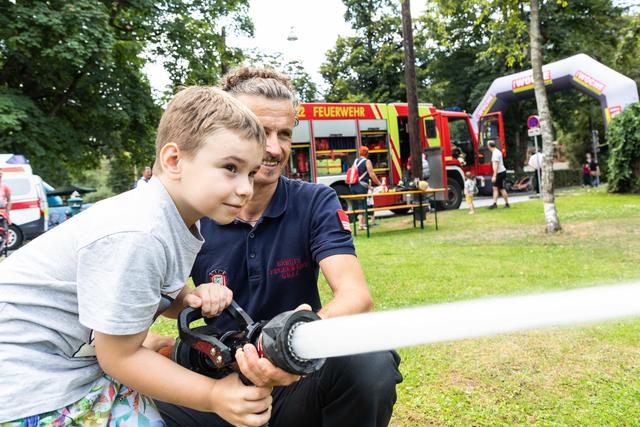 Leider gibt es beim virtuellen WOCHE Familienfest keine Gelegenheit, den Feuerwehrschlauch auszuprobieren, dafür bekommt ihr exklusive Einblicke in den Alltag der Berufsfeuerwehr Graz.