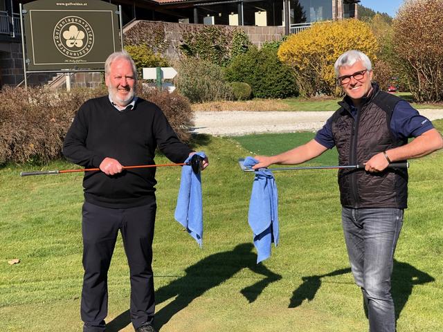 Präsident Hans Jörg Malliga und Gerhard Brüggler 
Beim putzen der Schläger mit Sicherheitsabstand.
Bis 30. April ist noch alles gesperrt, am 1. Mai gehts los. | Foto: Golfclub Velden