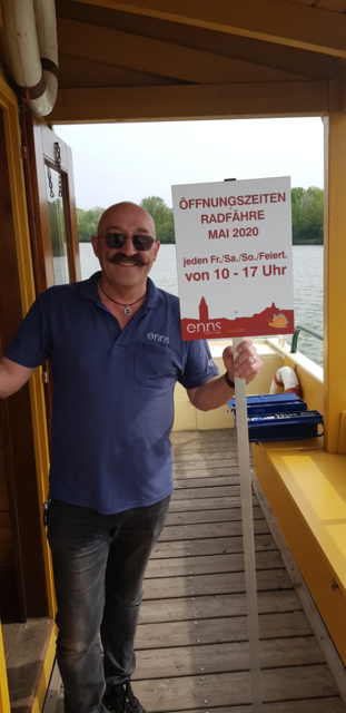 Rährmann Wolfgang mit den neuen Betriebszeiten 2020 | Foto: TV Enns