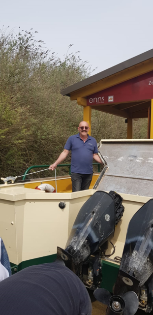 Fährmann Wolfgang beim Einwässern der Fähre | Foto: TV Enns