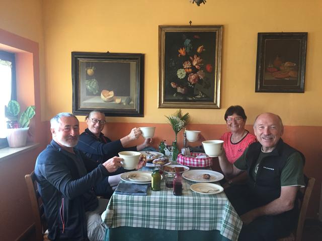 Gemeinsames Frühstück mit Marlen und Hans mit den übergroßen Kaffeetassen