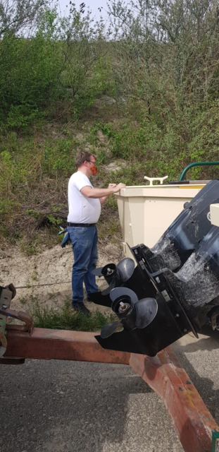 Fährmann Kneifel beim Einwässern der Fähre. | Foto: TV Enns