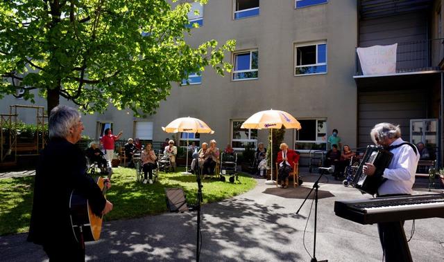 Das "Duo Drava" beim Gartenkonzert im Klagenfurter Caritas-Pflegewohnhaus "Haus Martha"