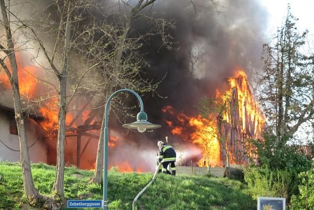 Feuerwehr Totzenbach löscht einen brennenden Geräte-Stadel und angrenzenden Stall eines Bauernhofes in Totzenbach.