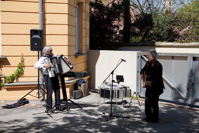 Das "Duo Drava" beim Gartenkonzert im Klagenfurter Caritas-Pflegewohnhaus "Haus Martha" | Foto: Josef Sadnek