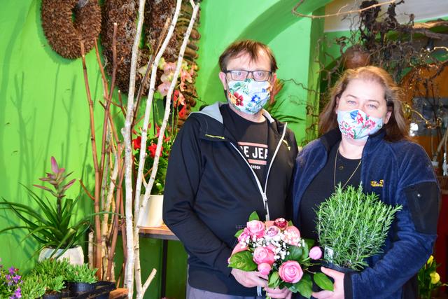 Wunderschöne Blumen und frischen Rosmarin gibt es bei Bernd und Johanna Schittenkopf am Rathausplatz. | Foto: Angelika Grabler