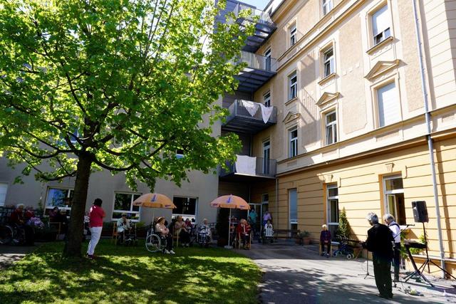 Das "Duo Drava" beim Gartenkonzert im Klagenfurter Caritas-Pflegewohnhaus "Haus Martha" | Foto: Josef Sadnek