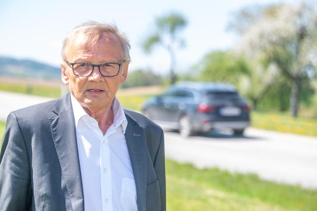 Adlwangs Bürgermeister Karl Mayr an der Unfallstelle bei der Nußbacher-Landesstraße. | Foto: Fotokerschi.at / Kerschbaummayr