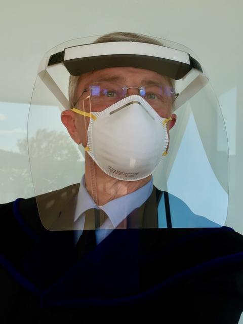 Richter M. Hohenecker mit Mund/Nasenschutz und Gesichtsschild. | Foto: mr
