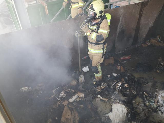 Die Freiwillige Feuerwehr Hallein konnte den Großraumcontainer rasch ablöschen.