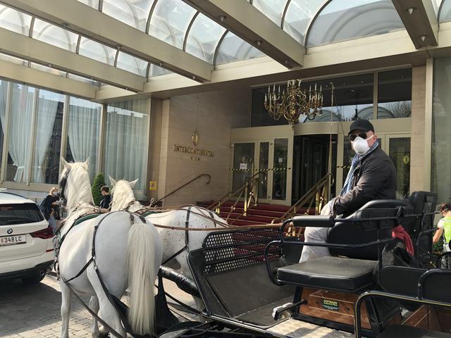 Der begeisterte Freizeit-Fiakerfahrer Christian Gerzabek hat drei Wochen lang kostenloses Essen an Senioren ausgeliefert.  | Foto: BV Hietzing