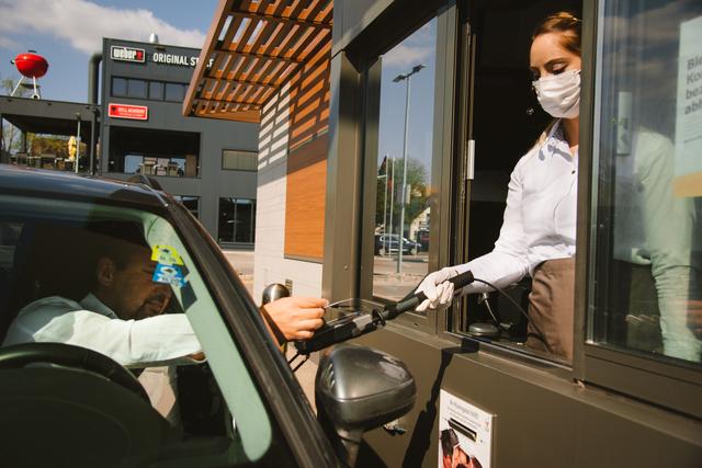 Sicherer Abstand und kontaktlose Kartenzahlung beim McDrive. | Foto: McDonald's Österreich