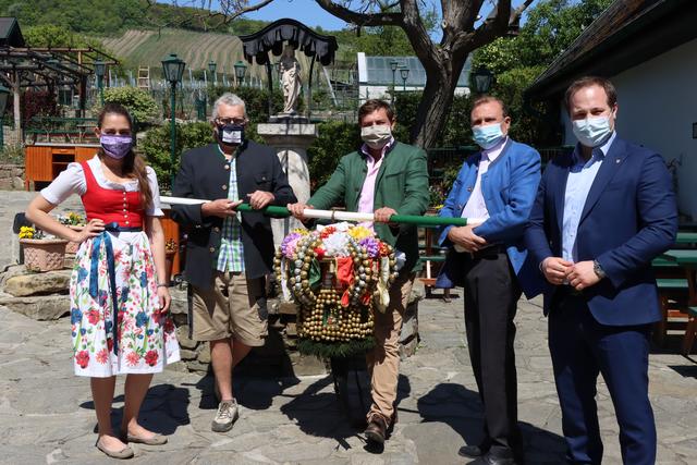 Pflegen die Heurigentradition auch in der Krise: Elisabeth Wolff, Michael Eischer, Thomas Huber, Peter Wolff und Daniel Resch (v.l.). | Foto: BV 19/Martinuzzi