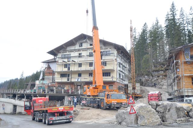 Am Montag fuhren bei der Bauruine auf der Steinplatte die Abbruch-Experten unter Polizeischutz auf. | Foto: Kogler