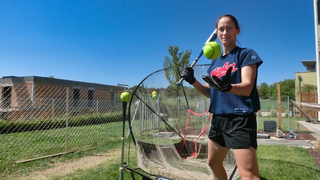 Witches-Spielerin Martina Lackner hat das Glück im eigenen Garten trainieren zu können. | Foto: Witches Linz