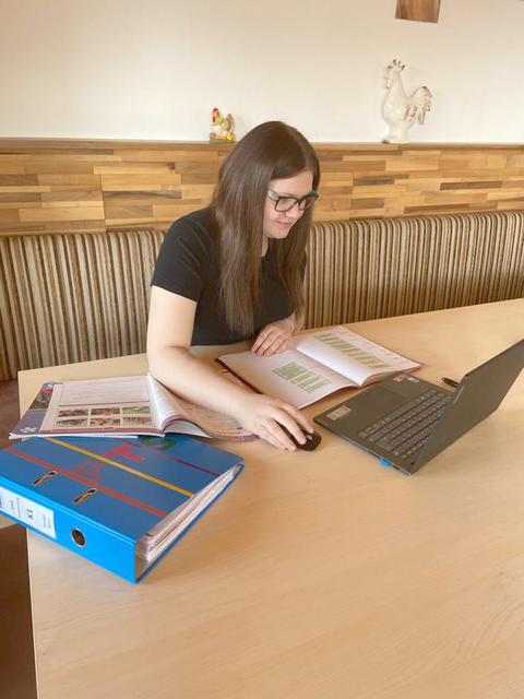 Lisa Straschischnig kommt mit dem Home-Learning gut zurecht. | Foto: Privat