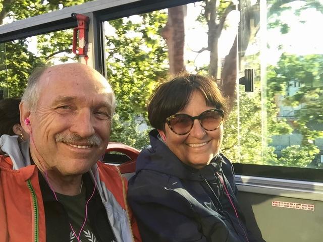 Zufrieden im Sightseeingtour-Stockbus